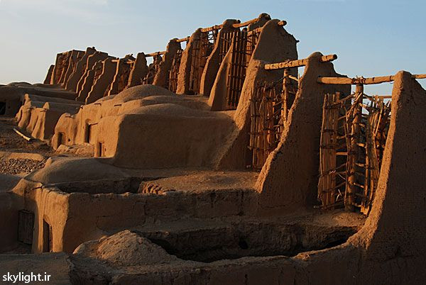 Loại cối xay gió này có 6 đến 10 cánh quạt bằng làm bằng các thanh gỗ ghép lại, tạo thành hình chữ nhất. Quanh cánh quạt có bệ đỡ được xây bằng đất sét không nung.