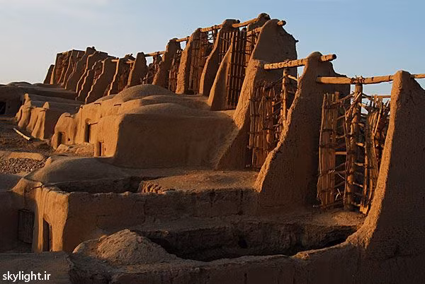 Loại cối xay gió này có 6 đến 10 cánh quạt bằng làm bằng các thanh gỗ ghép lại, tạo thành hình chữ nhất. Quanh cánh quạt có bệ đỡ được xây bằng đất sét không nung.