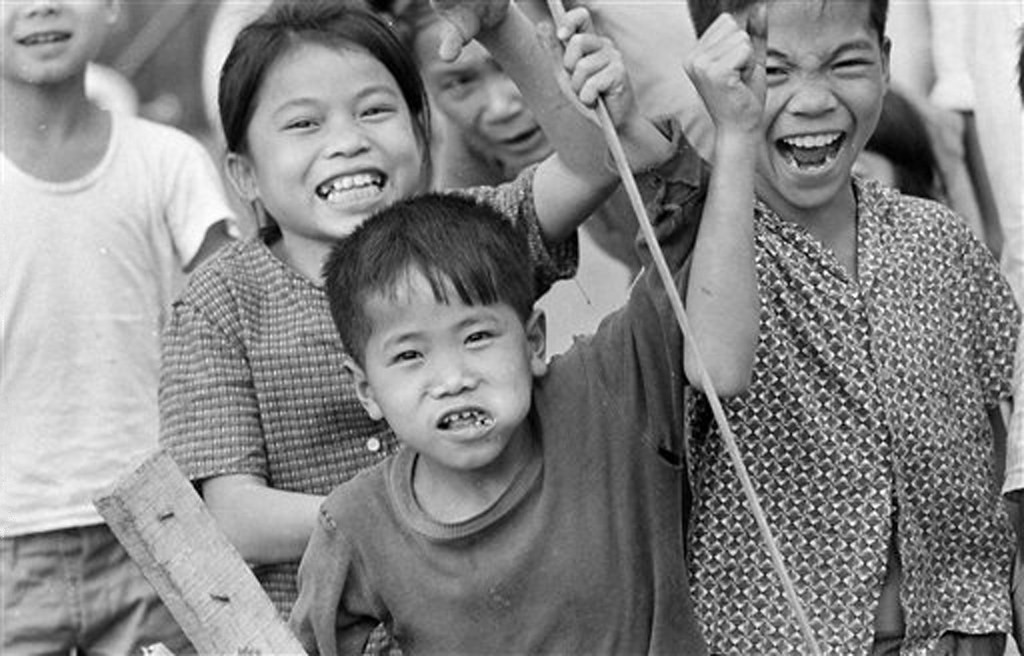 Những đứa trẻ vui cười trong một khu chợ ở Hà Nội, 5/4/1973.