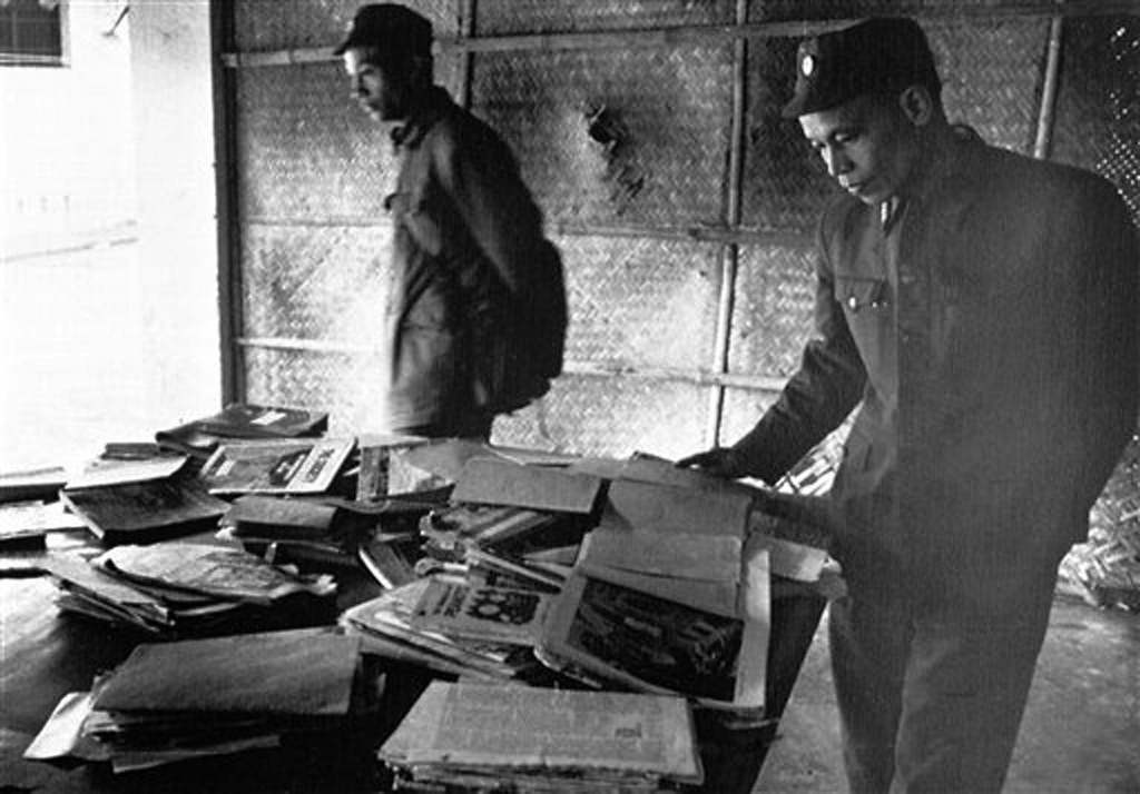 Sĩ quan ở nhà tù Hỏa Lò xem các tạp chí và sổ tay quân nhân Mỹ để lại khi hồi hương, 17/3/1973.