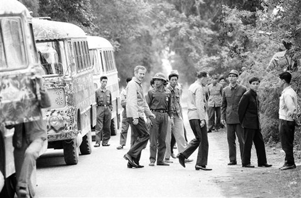 Tù binh Mỹ được đưa từ nhà tù Hỏa Lò đến sân bay Gia Lâm để về nước theo thỏa thuận trong hiệp định Paris, 16/3/1973.