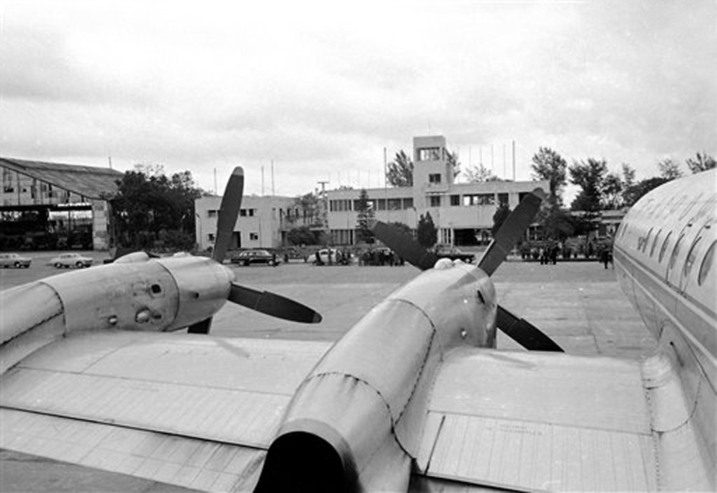 Một góc sân bay Gia Lâm nhìn từ chiếc máy bay của Liên Xô, 22/3/1973. Lúc này sân bay Gia Lâm là nơi thực hiện các chuyến bay giữa Hà Nội và quốc tế, còn sân bay Nội Bài đang là một sân bay quân sự.