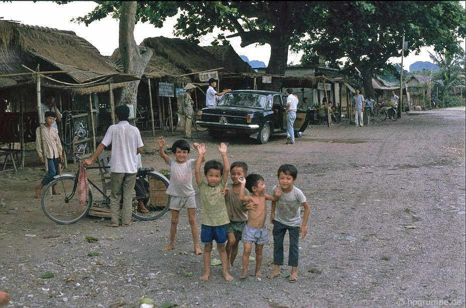 Hàng quán đơn sơ tại một điểm dừng chân trên đường đến Tam Cốc – Bích Động, Ninh Bình năm 1991. Ảnh: Hans-Peter Grumpe.