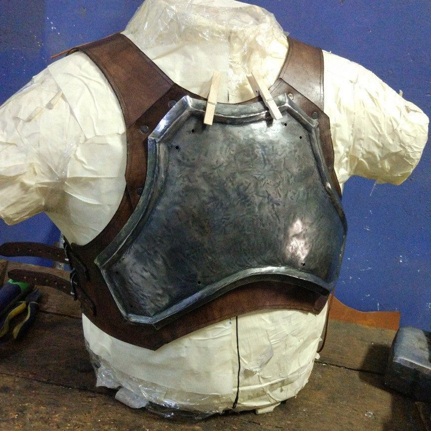 Khi các loại súng trở nên phổ biến, các bộ giáp bị “thoái hóa”, chỉ còn là một tấm che ngực. Từ loại giáp này, ảo chống đạn được sử dụng trong Thế chiến II, có tác dụng ngăn các mảnh bom, nhưng không đủ sức để ngăn lực bắn từ đạn.