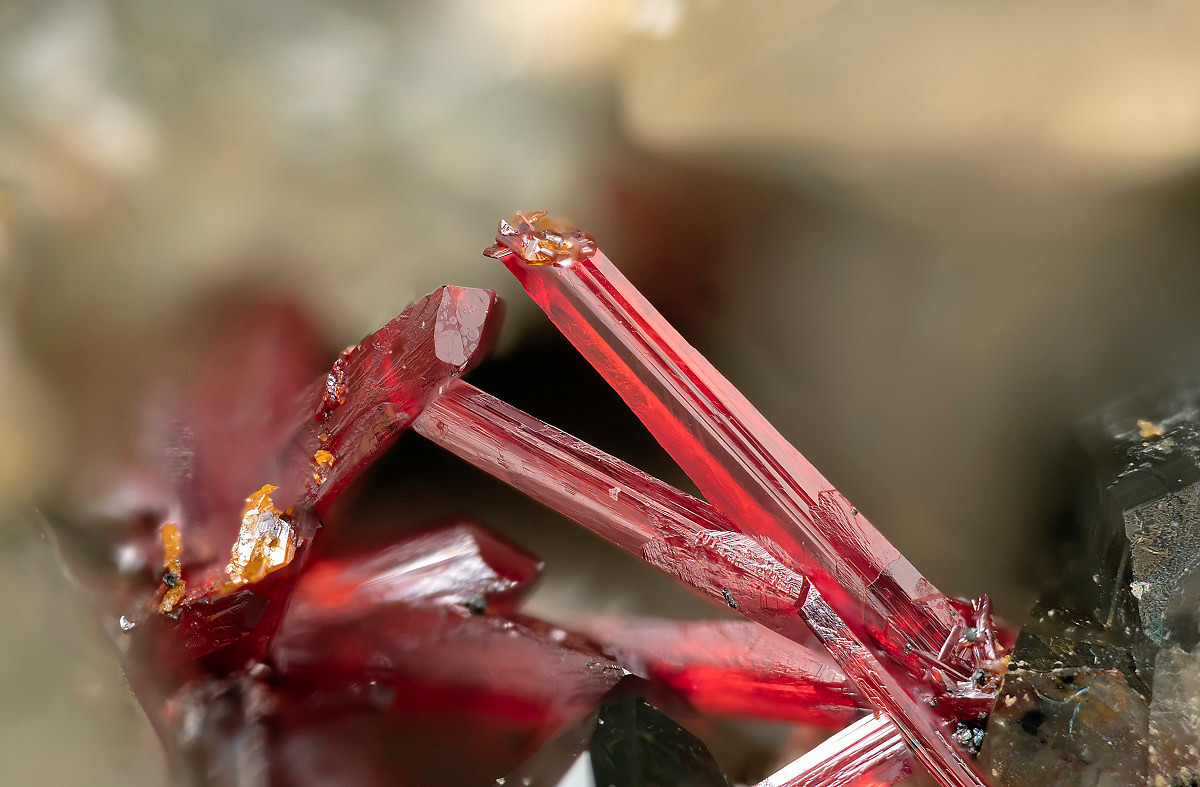 Proustit, một khoáng vật sunfua của asen và bạc còn được gọi là bạc hồng ngọc nhạt, thường tồn tại ở các các tinh thế trong suốt có màu đỏ thẫm.