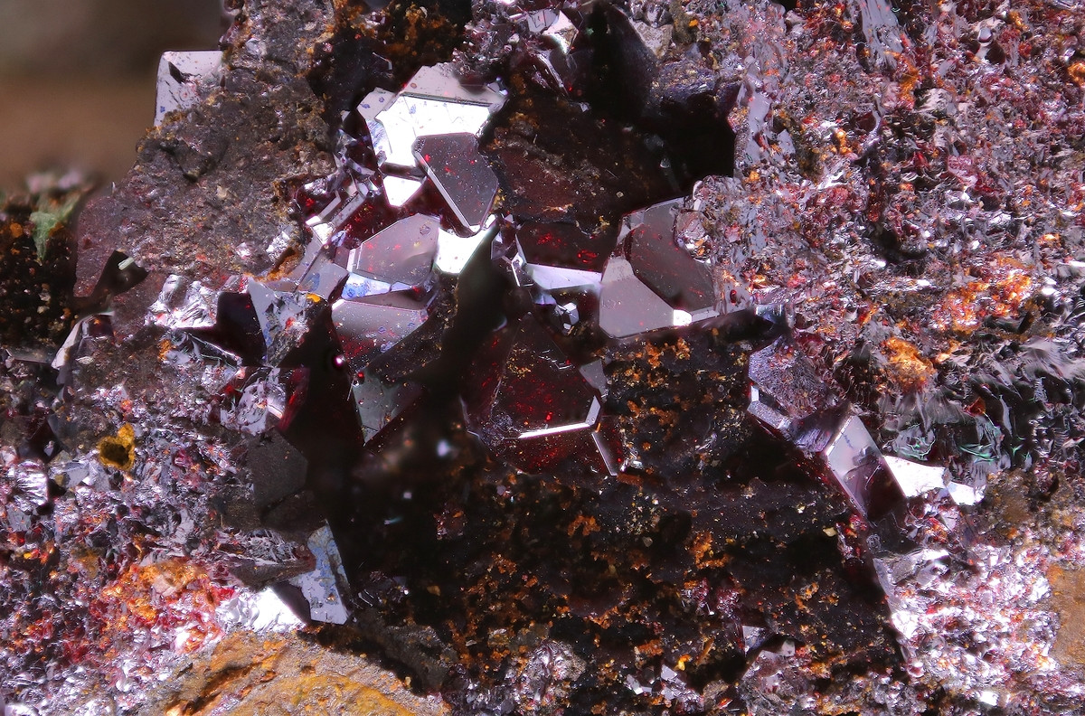 Cuprit là loại ôxít đồng mang nhiều sắc đỏ khác nhau. Nó hình thành gần bề mặt Trái đất do sự ôxi hóa các khoáng vật đồng.