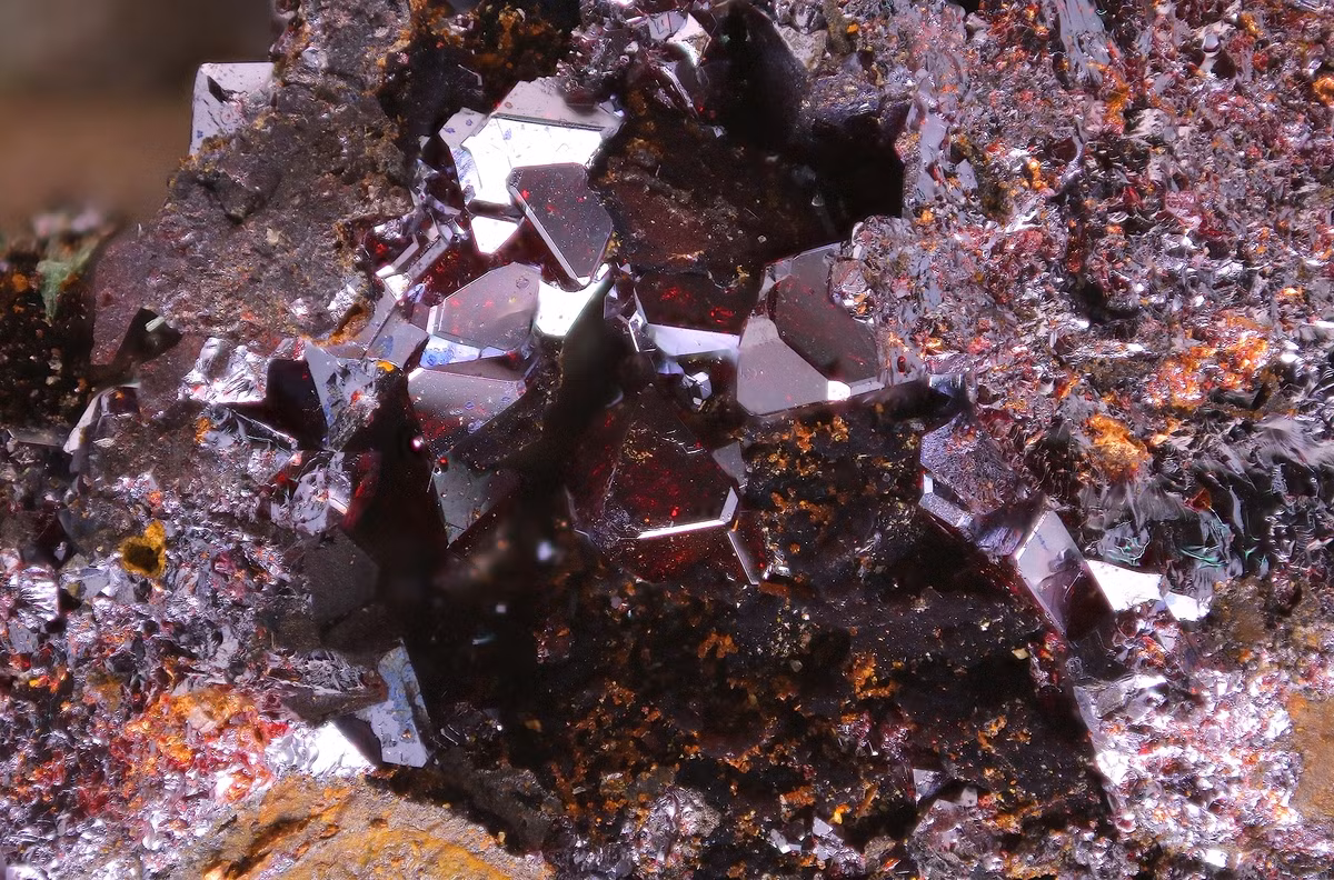 Cuprit là loại ôxít đồng mang nhiều sắc đỏ khác nhau. Nó hình thành gần bề mặt Trái đất do sự ôxi hóa các khoáng vật đồng.