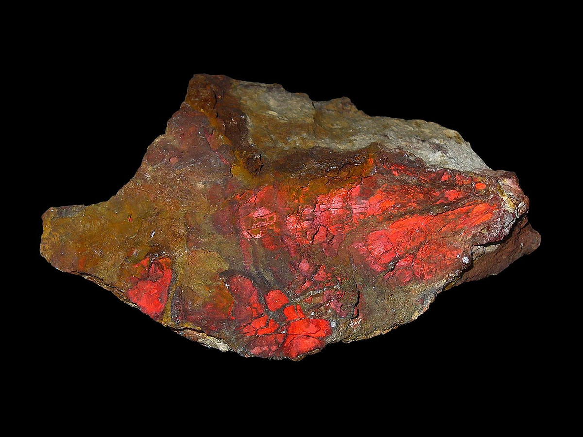 Thần sa hay sunfua thủy ngân có màu đỏ tươi, từng là nguồn thủy ngân chính trong nhiều thế kỷ. Khoáng vật này tồn tại quanh các suối nước nóng và miệng núi lửa.