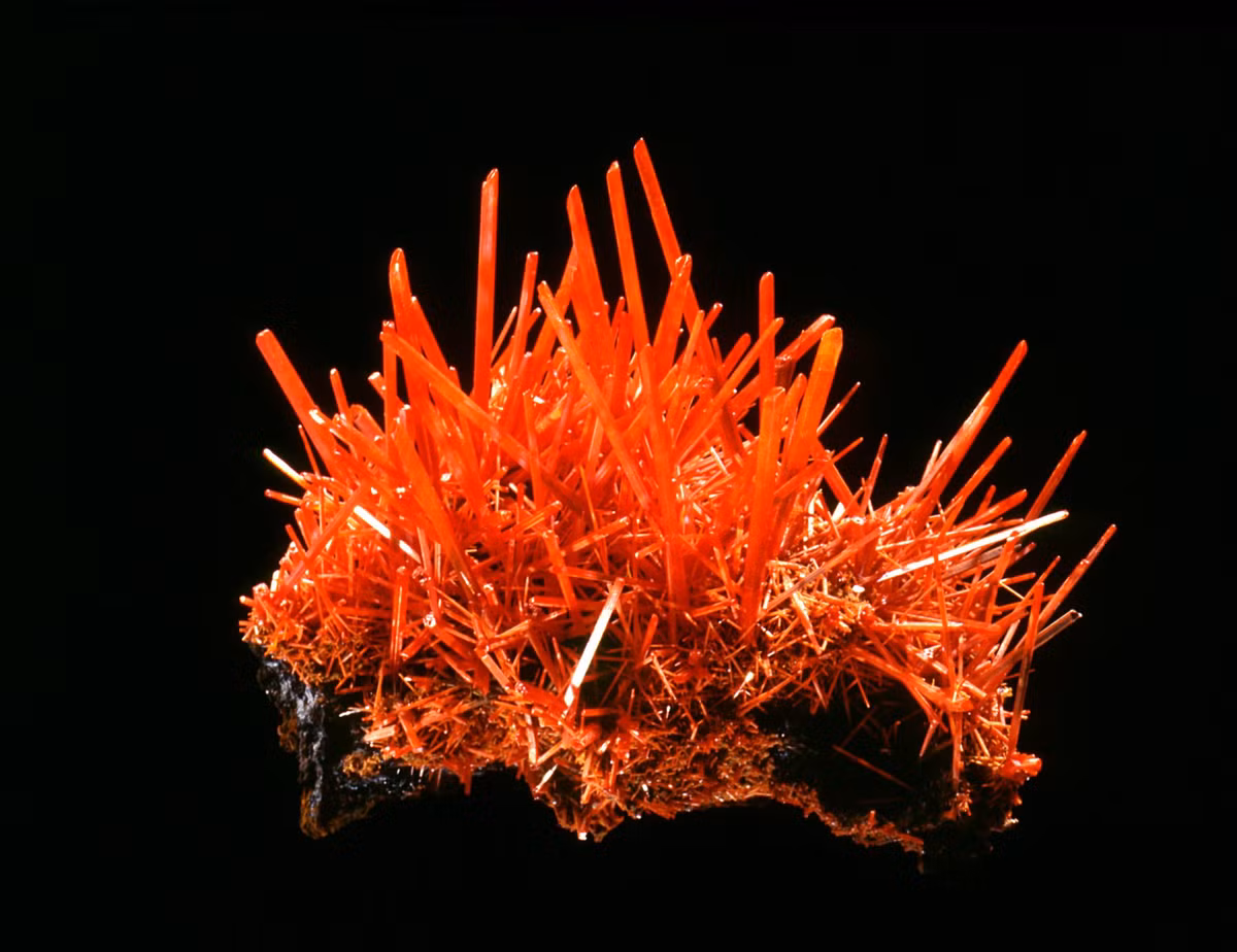 Crocoit là khoáng vật nhóm cromat hình thành ở các đới ôxi hóa của mỏ chì, thường tạo thành chùm tinh thể dài và mảnh có màu đỏ hoặc cam rực rỡ. Những mẫu vật tốt được tìm thấy ở Australia.