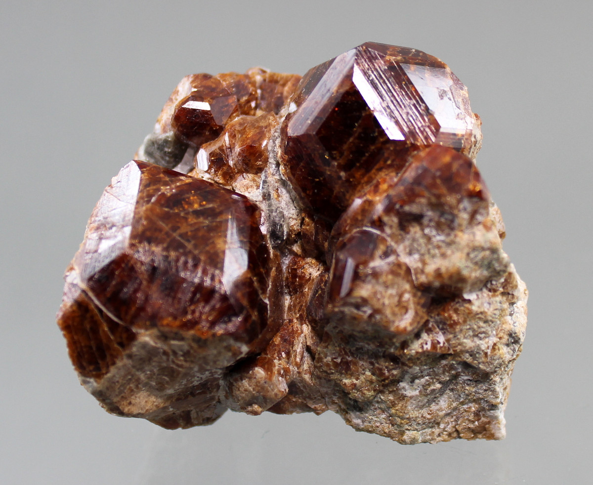 Granat grossular là một silicat của canxi và nhôm đôi khi hình thành trong đá cẩm thành. Nó có rất nhiều màu sắc khác nhau, trong đó màu đỏ là màu thường gặp.