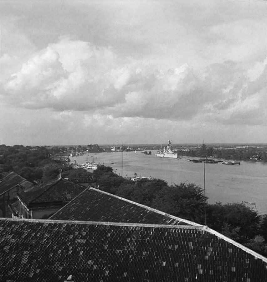 Một hình ảnh khác từ cùng góc chụp, thời điểm một chiến hạm Pháp đang đi qua.