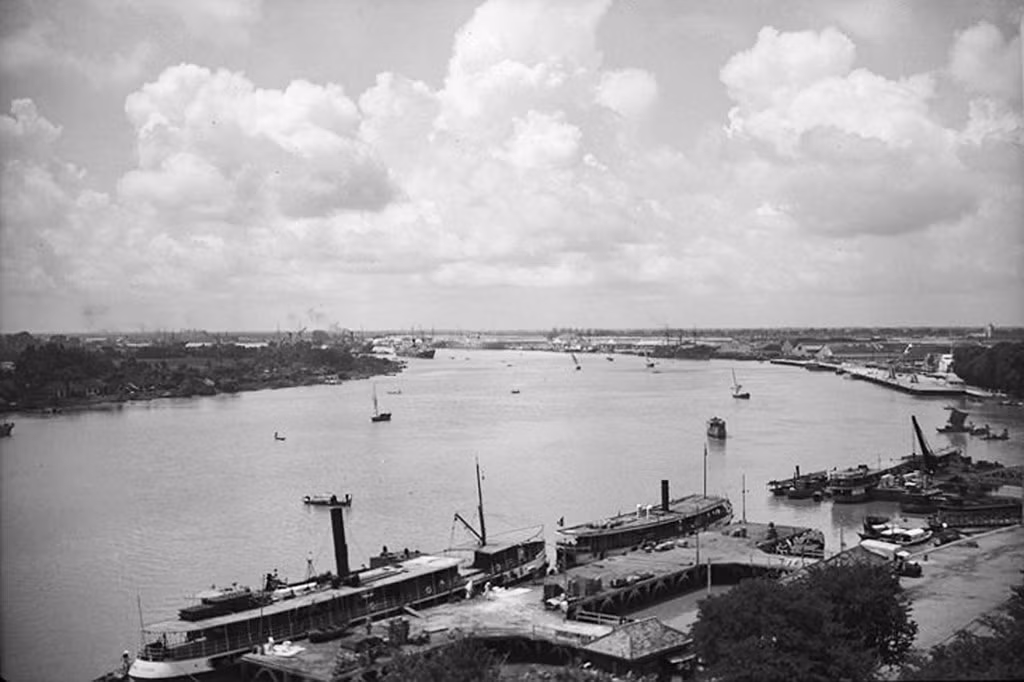 Từ khách sạn Majestic nhìn xuống bến Bạch Đằng. Cầu tàu trong ảnh ngày nay vẫn còn.