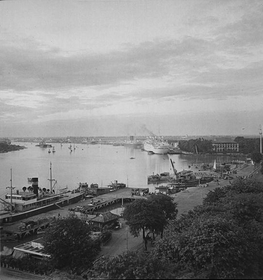 Trong bức ảnh này, có thể thấy bến Nhà Rồng và cột cờ Thủ Ngữ ở phía xa, bên phải.