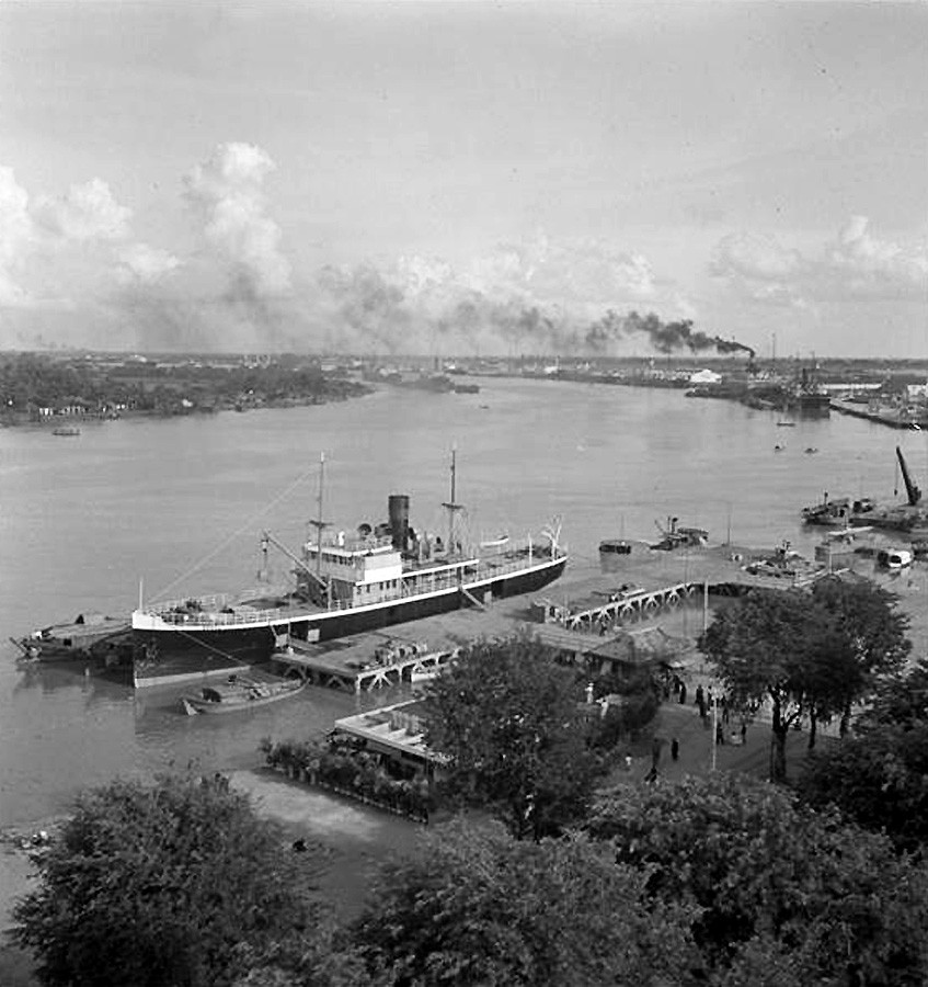 Một con tàu ở bến Bạch Đằng, đối diện khách sạn Majestic.