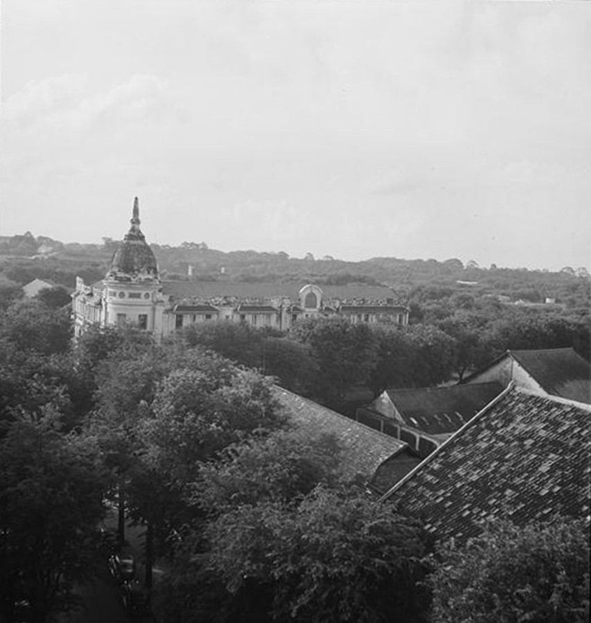 Từ khách sạn Majestic nhìn về hướng Tây Bắc, với công trình nổi bật là đỉnh tháp của khách sạn Grand trên đường Catinat (nay là đường Đồng Khởi).