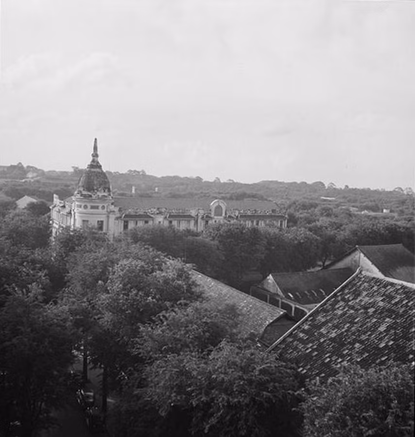 Từ khách sạn Majestic nhìn về hướng Tây Bắc, với công trình nổi bật là đỉnh tháp của khách sạn Grand trên đường Catinat (nay là đường Đồng Khởi).