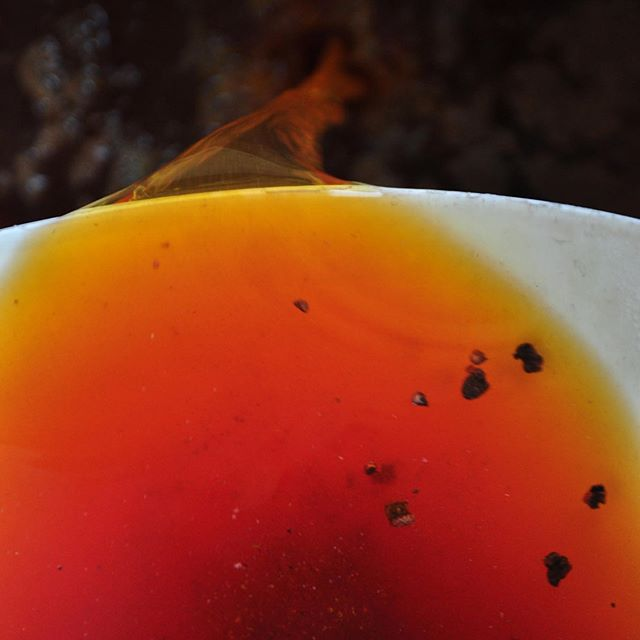 Ứng dụng phổ biến và quan trọng nhất của sơn cánh kiến là dùng để quét lên bề mặt đồ gỗ tạo bề mặt bóng bẩy, màu sắc tươi tắn, hấp dẫn. Ngoài ra sơn cánh kiến còn được dùng để nhuộm hoặc dùng làm thuốc.