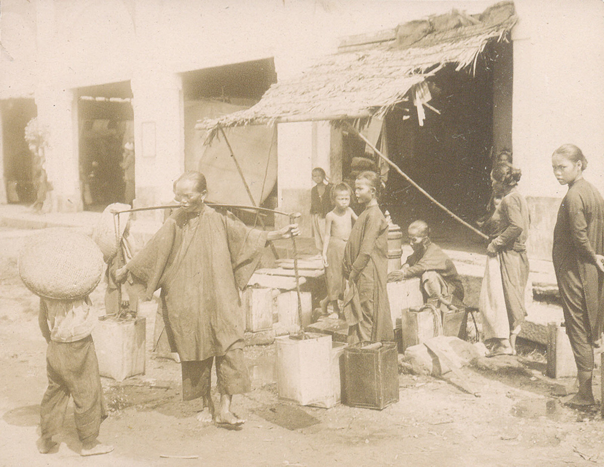 Người dân lấy nước tại vòi nước máy công cộng.