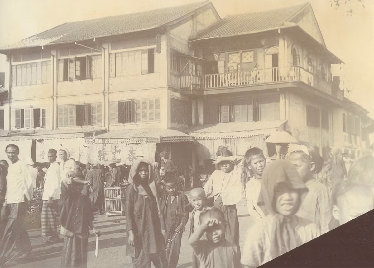 Dãy nhà cạnh Chợ Lớn cũ, nay là góc Nguyễn Thi - Hải Thượng Lãn Ông.