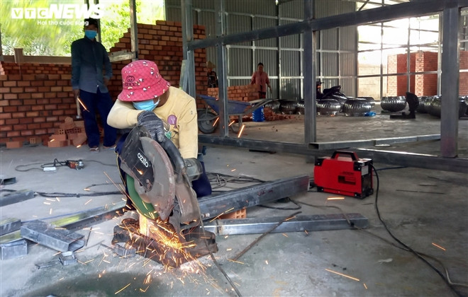 Bệnh viện dã chiến được xây dựng nằm trong khuôn viên khu cách ly tập trung ở Trung tâm Văn hóa phường Mỹ Đức.