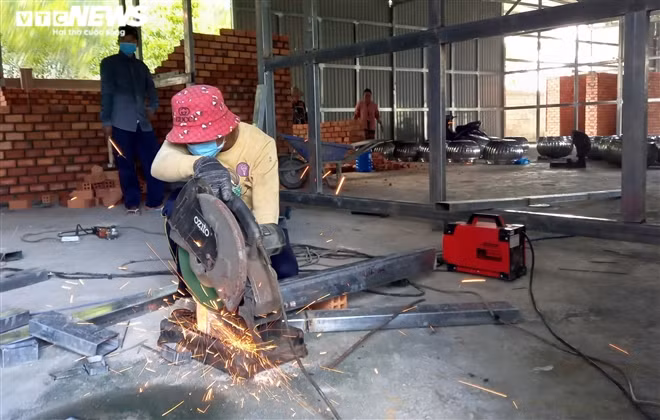 Bệnh viện dã chiến được xây dựng nằm trong khuôn viên khu cách ly tập trung ở Trung tâm Văn hóa phường Mỹ Đức.