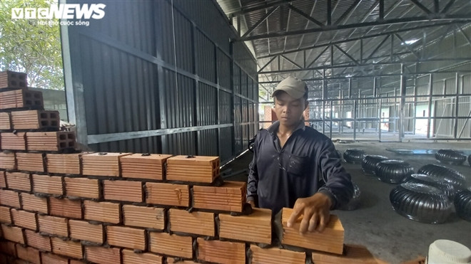 “Ban đầu Kiên Giang xây dựng kịch bản bệnh viện dã chiến với quy mô 200 giường, tình huống xấu nâng lên 400 giường, nhưng Bộ trưởng Bộ Y tế yêu cầu nâng lên 300-500 giường”, Ông Nguyễn Lưu Trung, Phó Chủ tịch UBND tỉnh Kiên Giang thông tin.