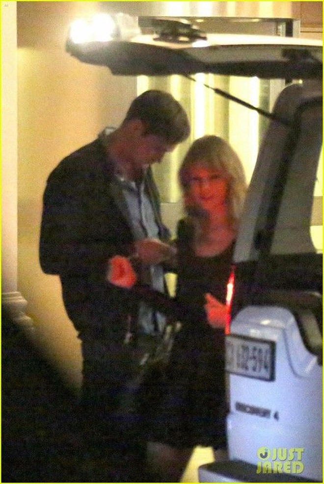 Năm 2013, cánh săn ảnh từng chụp được khoảnh khắc Alexander Skarsgård và Taylor Swift đi ăn, sau đó rời khỏi khách sạn cùng nhau. Người hâm mộ cho rằng hai người đã quen biết khi Taylor Swift nhận vai cameo trong phim The Giver. Cặp sao chưa từng lên tiếng về nghi vấn tình cảm, tuy nhiên nhiều ý kiến cho rằng Alexander Skarsgård từng hẹn hò với "công chúa nhạc đồng quê", và anh chính là nguyên mẫu nam nhân vật trong MV Wildest Dreams của cô.