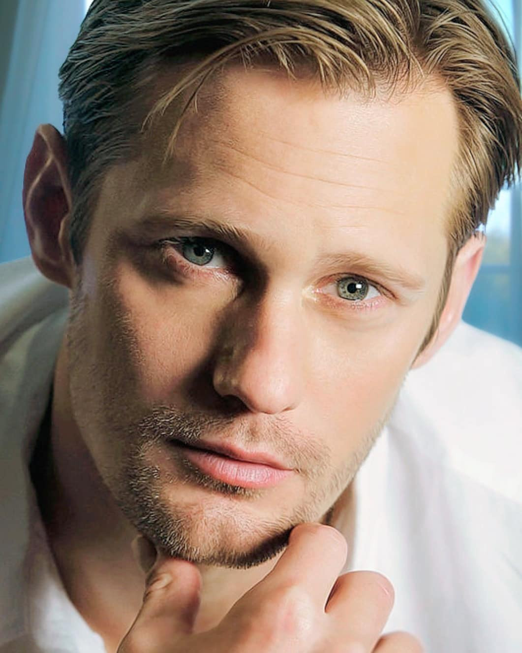 Alexander Skarsgård sinh năm 1976, xuất thân trong gia đình có truyền thống nghệ thuật với cha là diễn viên nổi tiếng ở Thụy Điển. Nhờ mối quan hệ của cha, nam diễn viên đóng phim từ năm 7 tuổi, trở thành tên tuổi quen thuộc ở quê nhà trước khi tấn công vào Hollywood.