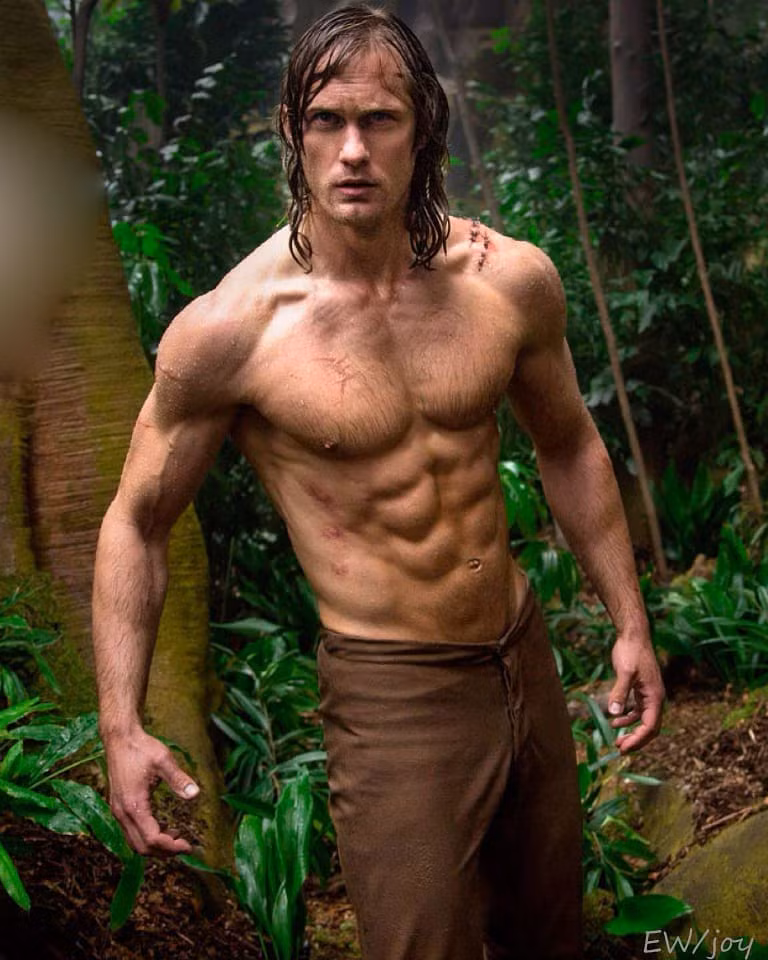 Với chiều cao 1,94 m và thân hình vạm vỡ, Alexander Skarsgård được lựa chọn đóng vai chính Tarzan trong bộ phim The Legend of Tarzan (2016). Ngoại hình điển trai và vóc dáng cuốn hút trong phim của tài tử 45 tuổi trở thành chủ đề bàn tán trong thời gian dài. The Legend of Tarzan được xem là một trong những tác phẩm nổi tiếng nhất, giúp anh để lại dấu ấn khó phai trong lòng khán giả.
