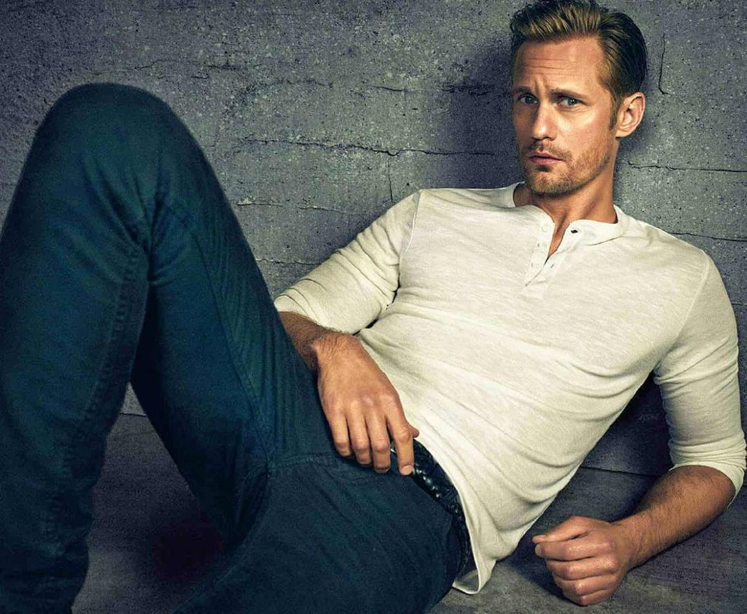 Trước đây, Alexander Skarsgård từng hẹn hò với các mỹ nhân nổi tiếng như Charlize Theron, Evan Rachel Wood và NTK Alexa Chung... Tuy nhiên, ở tuổi 45, anh lựa chọn cuộc sống độc thân, không công khai yêu bất kỳ cô gái nào. Do đó, nhiều năm nay, Alexander Skarsgård luôn có mặt trong danh sách những tài tử độc thân quyến rũ nhất Hollywood.