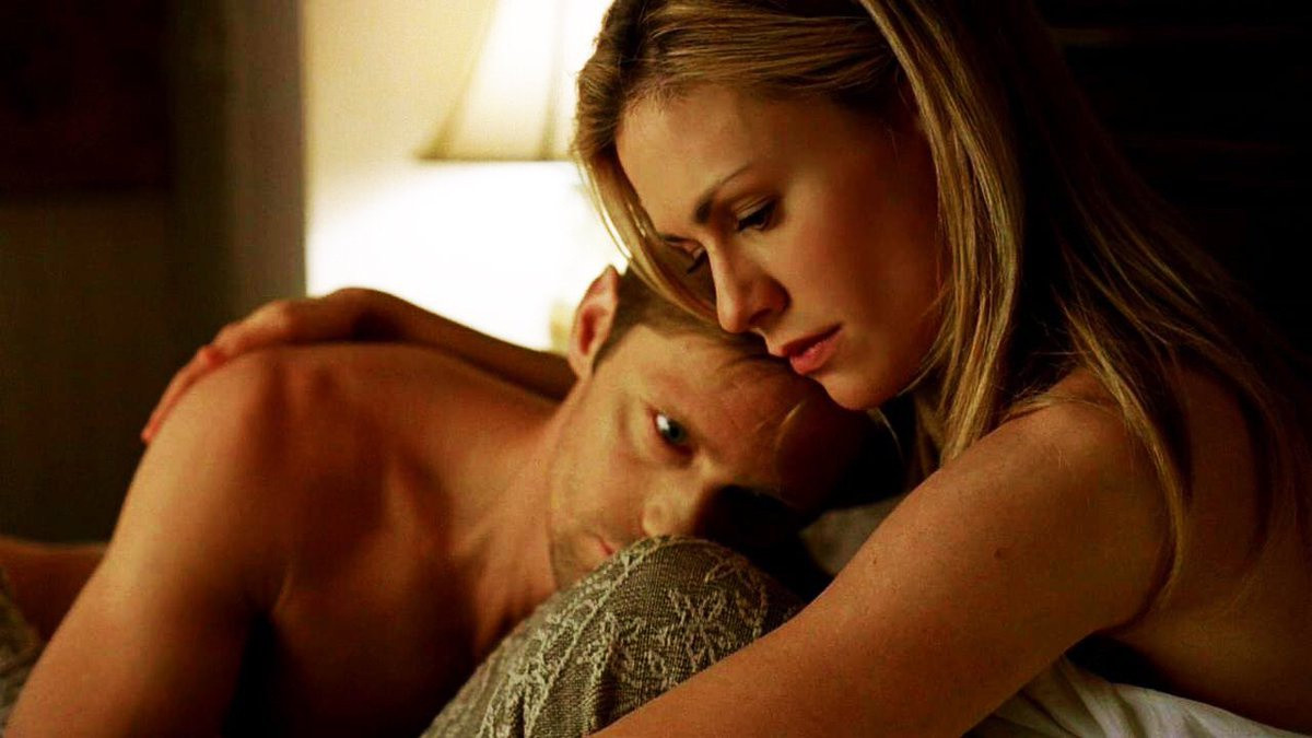 Ở Hollywood, Alexander Skarsgård còn được xem là "ông hoàng cảnh nóng", sẵn sàng đóng những cảnh giường chiếu nhạy cảm với bạn diễn. Thậm chí, trong series True Blood (2008-2014), tài tử người Thụy Điển còn có nhiều cảnh thân mật với bạn diễn nam. Trong các tác phẩm khác như Big Little Lies, The Stand, nam diễn viên sẵn sàng nude hoàn toàn trên màn ảnh để thực hiện được cảnh quay đúng yêu cầu của đạo diễn.