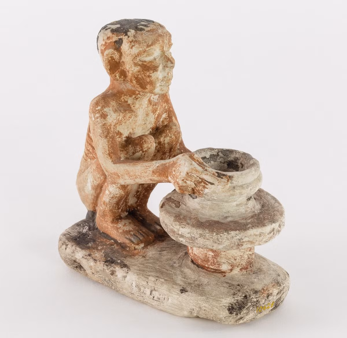 Theo thời gian, kỹ thuật sản xuất đồ gốm ngày càng hoàn thiện với việc phát minh bàn xoay gốm tại Lưỡng Hà (khoảng 6.000 - 4.000 TCN) và sự ra đời của nhiều loại lò nung gốm khác nhau.