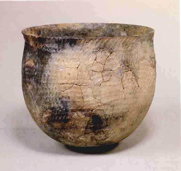 Những vật dụng sinh hoạt hàng ngày bằng gốm đầu tiên là những vò đất nung có niên đại 18.000 năm trước, đã được tìm thấy ở động Tiên Nhân, Trung Quốc. Ở Nhật Bản, các thố gốm còn nguyên vẹn của văn hóa Jomon có từ 14.000 năm trước.