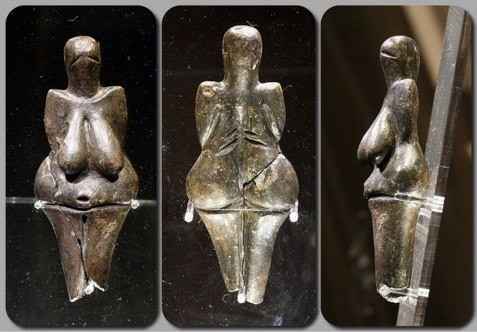 Các di chỉ khảo cổ cho thấy đồ gốm đã hiện diện trong đời sống con người từ thời kỳ đồ đá mới, với các đồ vật bằng gốm như bức tượng Vệ nữ Dolní Věstonice thuộc văn hóa Gravette được phát hiện ở Cộng hòa Séc có niên đại từ 29.000-25.000 năm TCN.