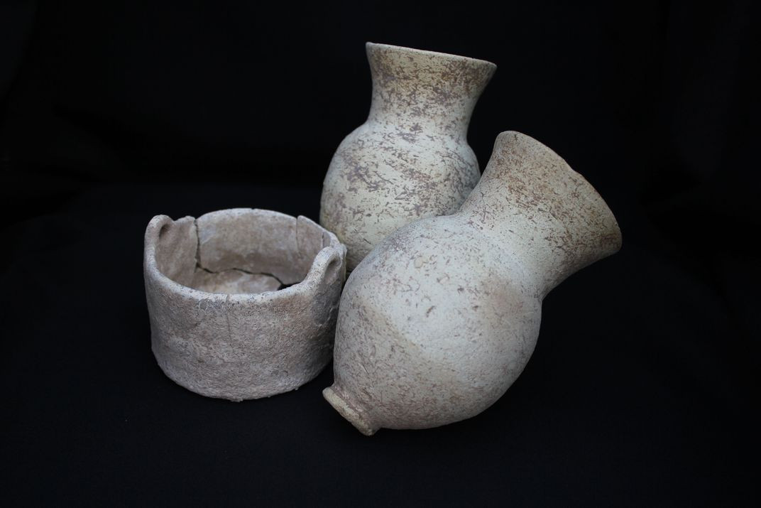 Việc các cộng đồng định cư trở nên ổn định đã thúc đẩy việc sản xuất các loại đồ gốm dùng để trữ và nấu thức ăn. Những đồ gốm sơ khai này được chế tác bằng cách nặn đất sét ướt hoặc cuốn thành nhiều vòng rồi chắp lên nhau thành hình.