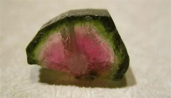 Cua hoi mon cua co gai giong do quy trong lang mo Tu Hi Thai hau