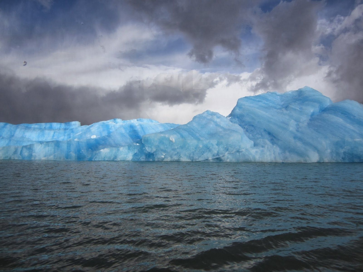 Băng sừng sững giữa nên những màu sắc bắt mắt, nổi bật giữa sự xám xịt của thời tiết.