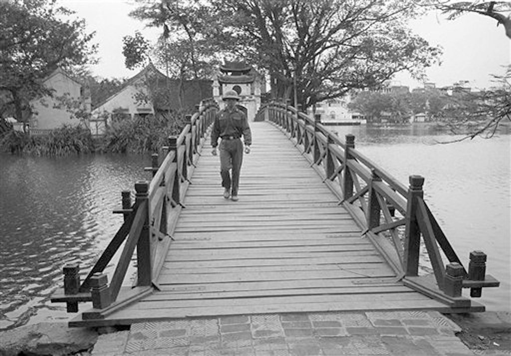 Người lính trẻ từ đền Ngọc Sơn bước ra cầu Thê Húc, 29/3/1973.