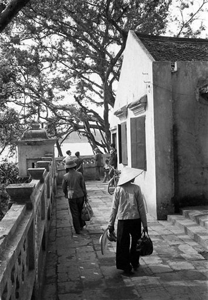 Người dân Hà Nội vào thăm đền Ngọc Sơn, 29/3/1973.