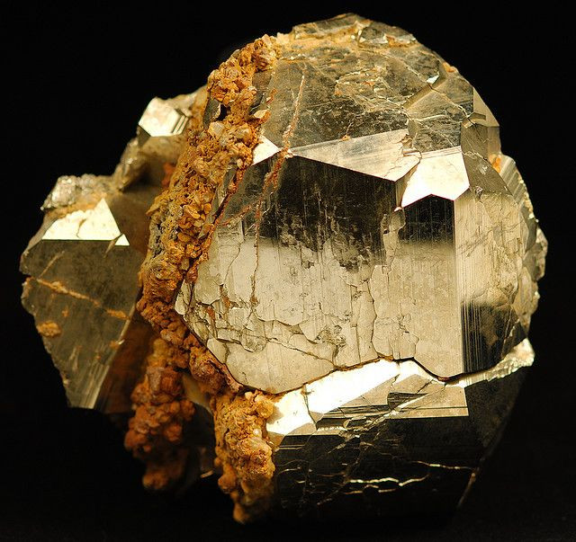 Và nhiều người thợ mới vào nghề đã đi từ sự vui mừng khi tìm thấy "cả một cục vàng" đến chưng hửng tột độ khi biết đó chì là một thứ khoáng vật có giá trị không cao.