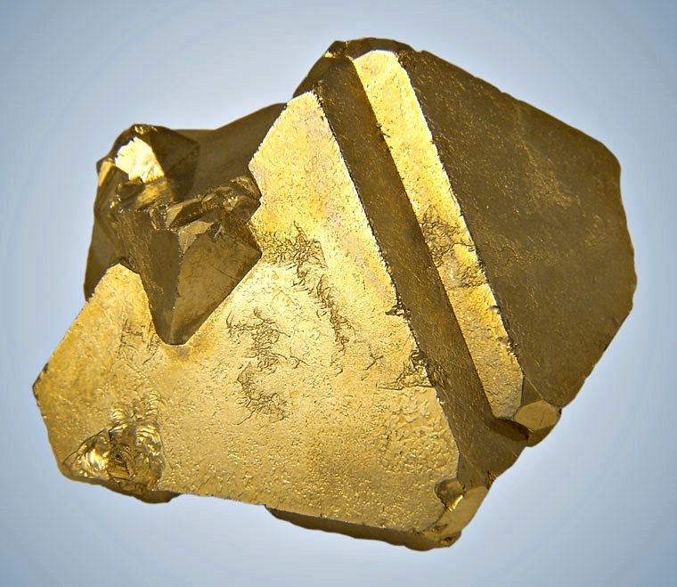 Ngoài sự tương đồng về bề mặt óng ánh thì pyrit có những đặc tính lý hóa khác hẳn với vàng. Khoáng vật này rất cứng nên không thể dùng để chế tác những món đồ trang sức tinh xảo.