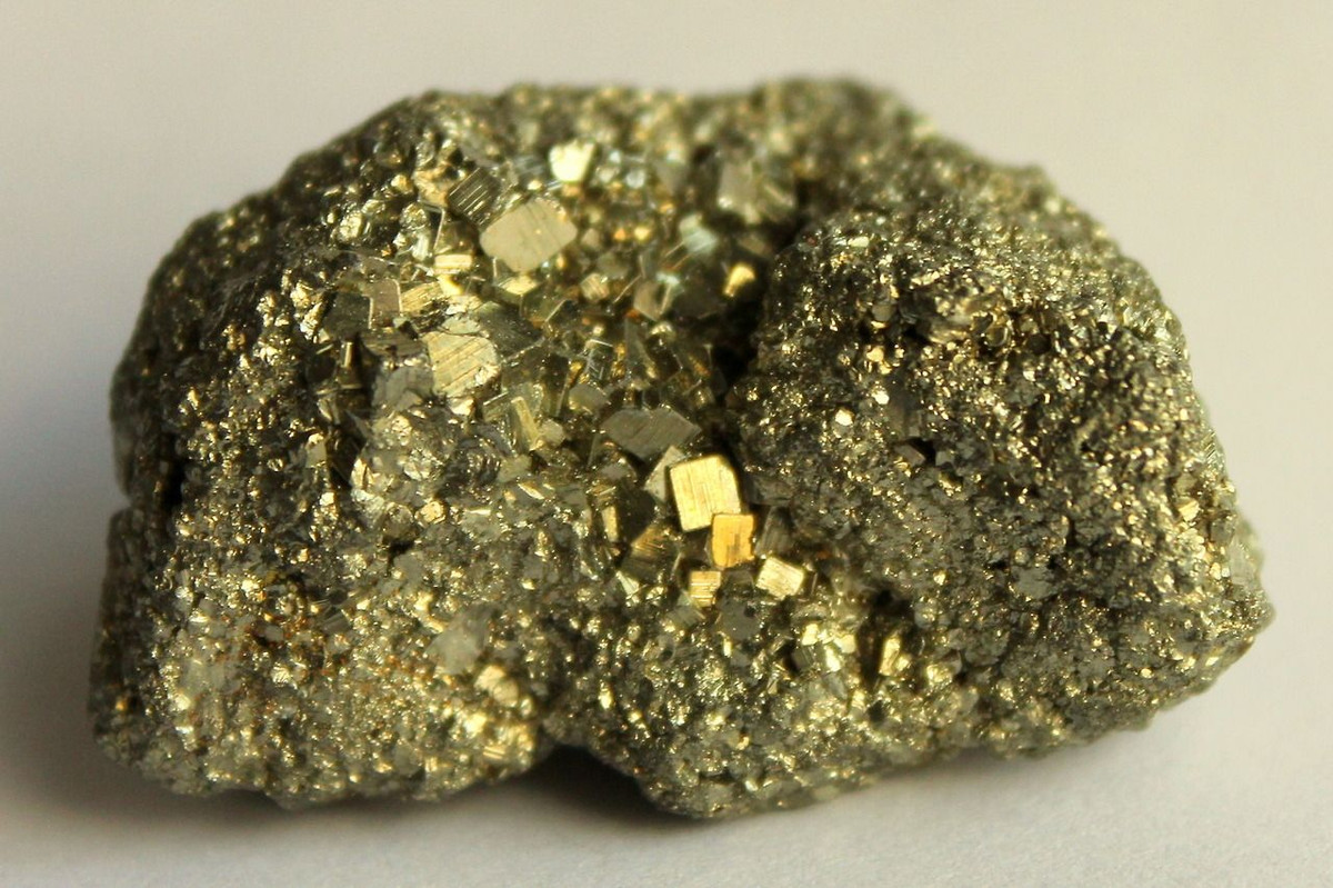 Đó chính là pyrit, khoáng vật disulfua sắt với công thức hóa học FeS2. Tinh thể pyrit có màu vàng sáng và ánh kim lấp lánh nổi bật trên nền đá, rất thu hút ánh mắt của người thợ tìm vàng.