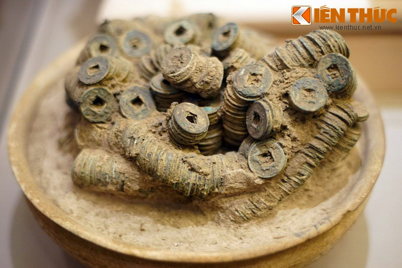 Ở Phương Đông, người Trung Hoa cổ đại cũng phát triển một loại tiền xu đặc trưng có hình tròn với lỗ vuông ở giữa được gọi là tiền âm dương. Loại tiền này đã du nhập vào nhiều nước láng giếng, trong đó có Việt Nam.