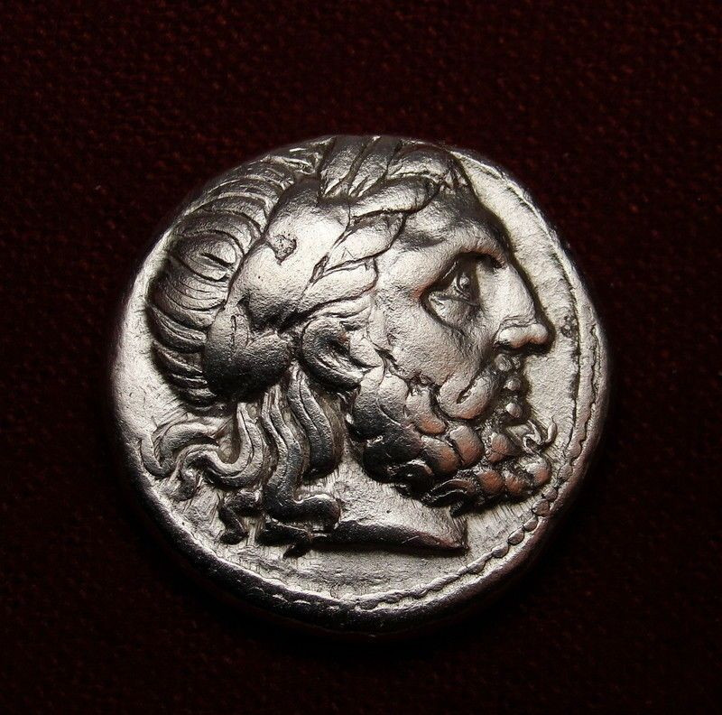 Những đồng bạc Hy Lạp cổ được gồm các mệnh giá là stater hoặc drachmas và nhỏ hơn là obols, đã trở thành loại tiền tệ phổ biến nhất phương Tây thời cổ đại.