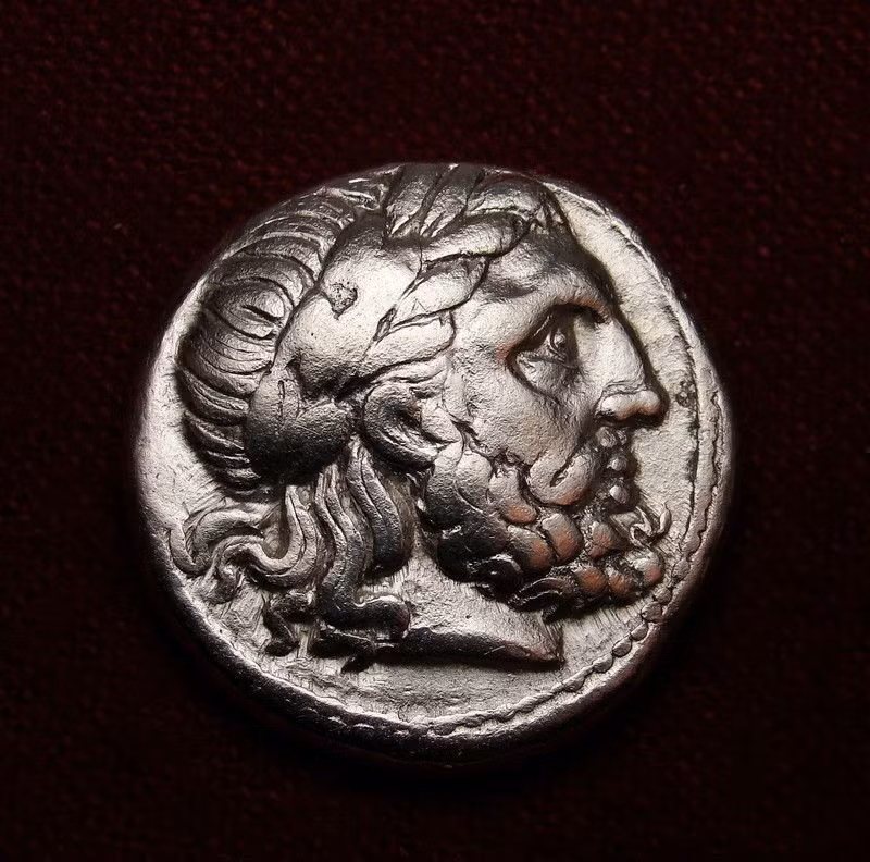 Những đồng bạc Hy Lạp cổ được gồm các mệnh giá là stater hoặc drachmas và nhỏ hơn là obols, đã trở thành loại tiền tệ phổ biến nhất phương Tây thời cổ đại.