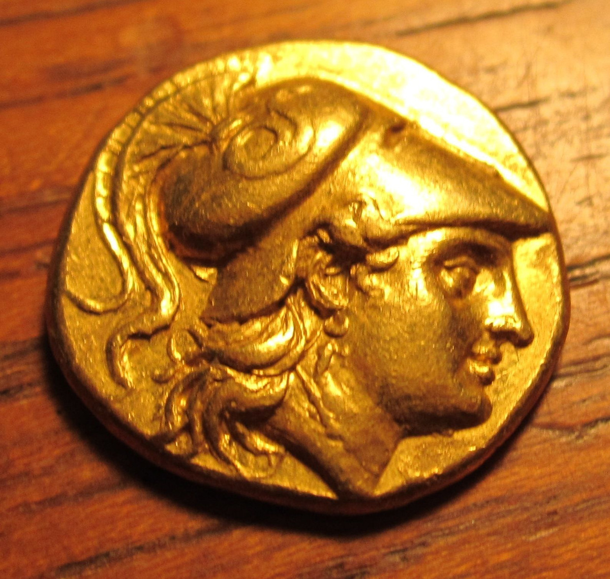 Người Hy Lạp cũng nhanh chóng tiếp thu kỹ thuật đúc tiền, các đồng xu đã hiện diện rộng rãi khi họ giao dịch với các cộng đồng cư dân trên khắp khu vực Địa Trung Hải.