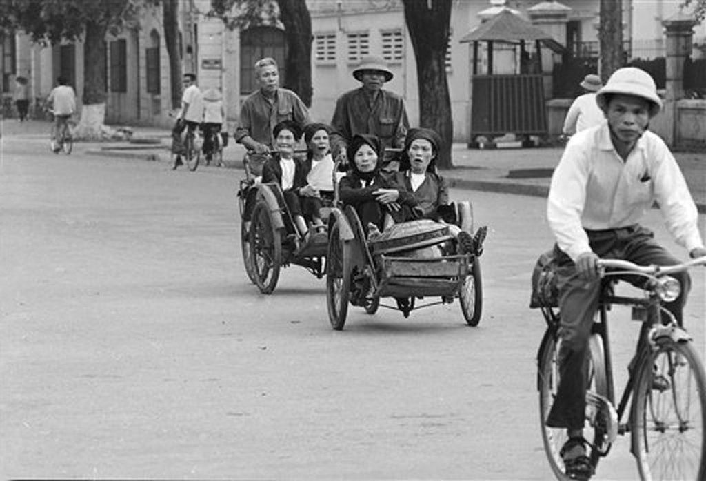 Các cụ bà trên xích lô, 4/4/1973.