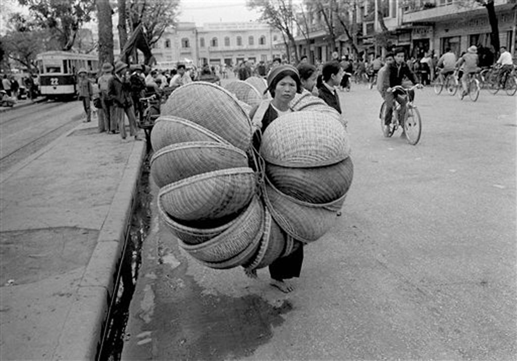 Người phụ nữ bán thúng ở bến xe điện bờ hồ, 16/3/1973.