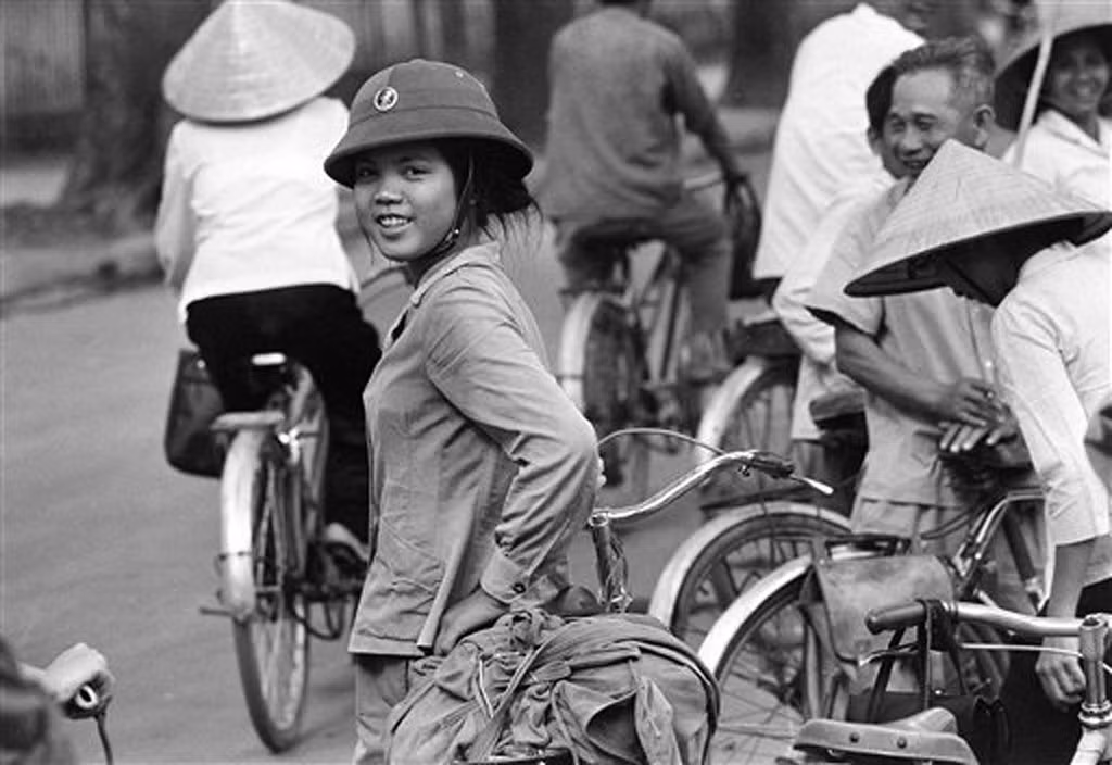 Người nữ dân quân trên phố, 27/3/1973.