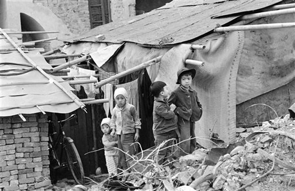 Một số trẻ em đứng trên đống đổ nát ở phố Khâm Thiên, nơi bị máy bay B-52 Mỹ san phẳng cuối năm 1972. Ảnh chụp ngày 27/3/1973.